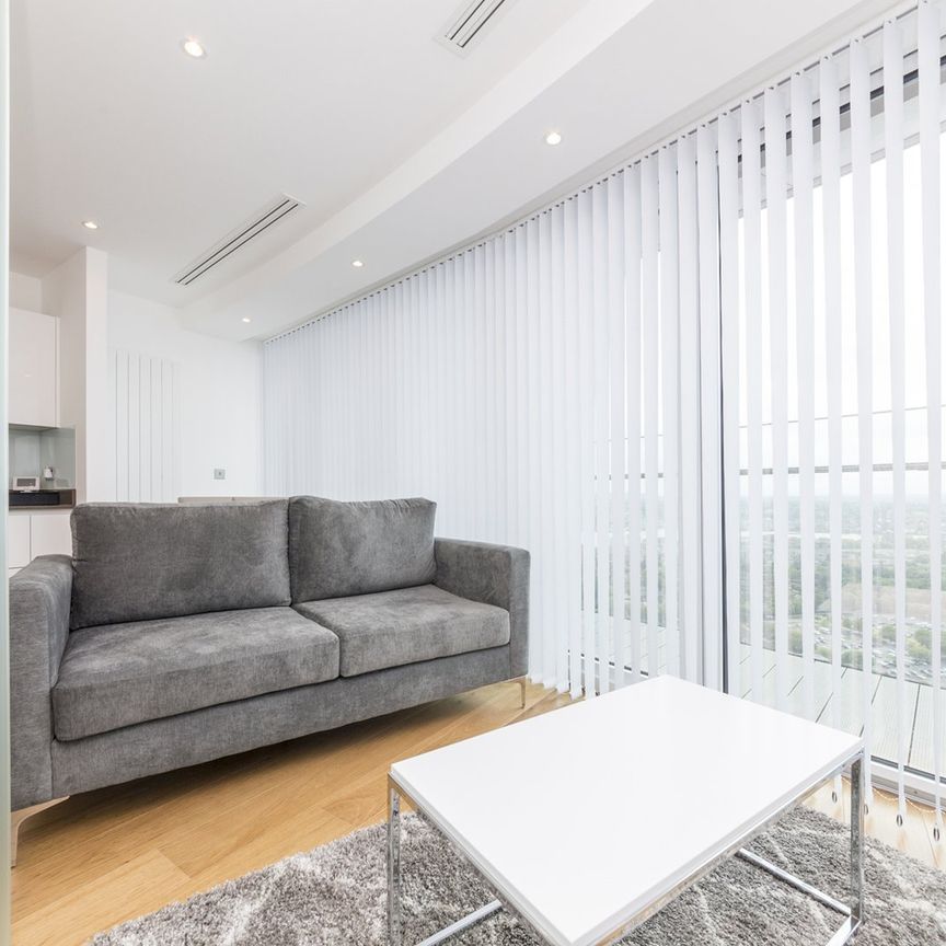 Crossharbour Plaza, London, E14 - Photo 1