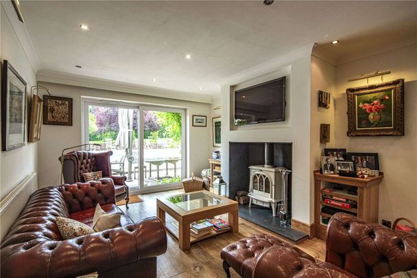 A superb family home in a private position with beautifully landscaped gardens - Photo 1