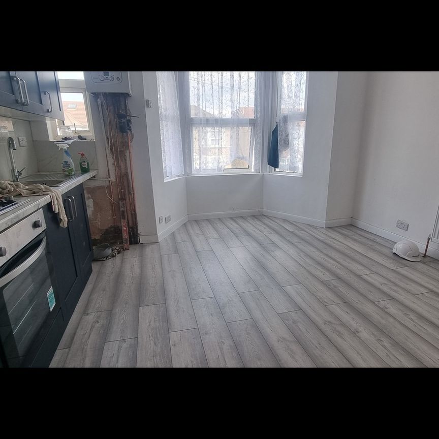 1 Bed Flat, Grosvenor Road, IG1 - Photo 1