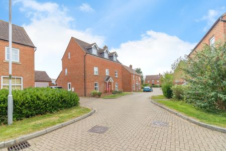 4/5 Bed Detached to let in Historic Bletchley Park, Large Back Garden & Offroad Parking - Photo 3