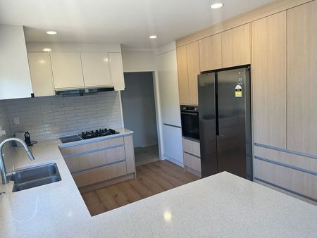 Large Sunny family home - Photo 5