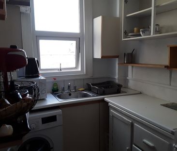 Room in a Shared House, Revelstoke Road, SW18 - Photo 2