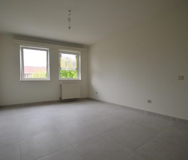 Gerenoveerd ruim appartement in Centrum v Bilzen met 3 slpk., terra... - Photo 5