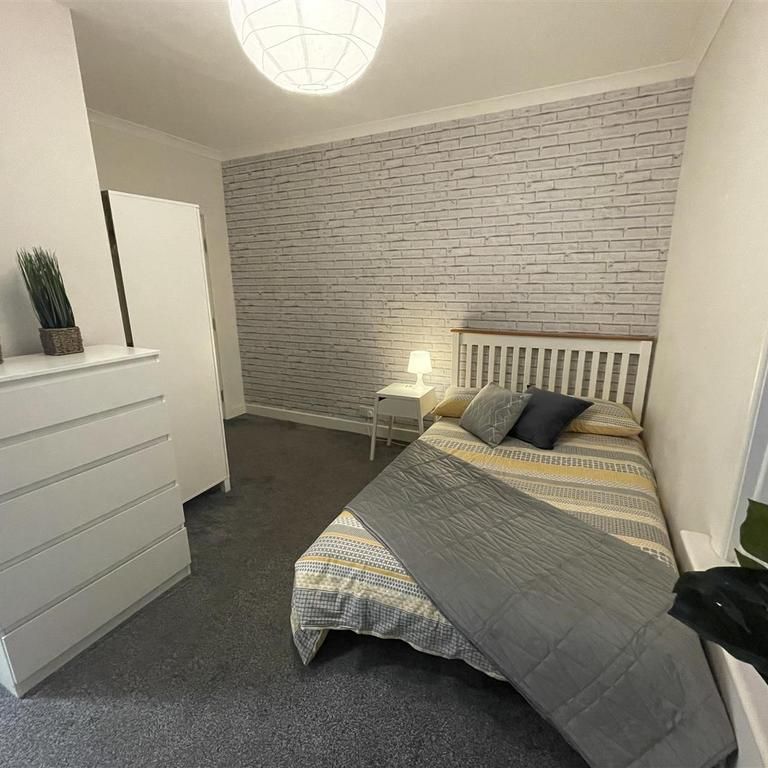 1 bedroom in a house share to rent - Photo 1