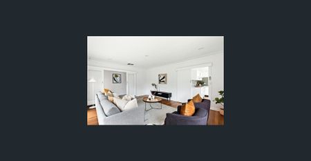 Warmth and charm in a cherished locale - Photo 2