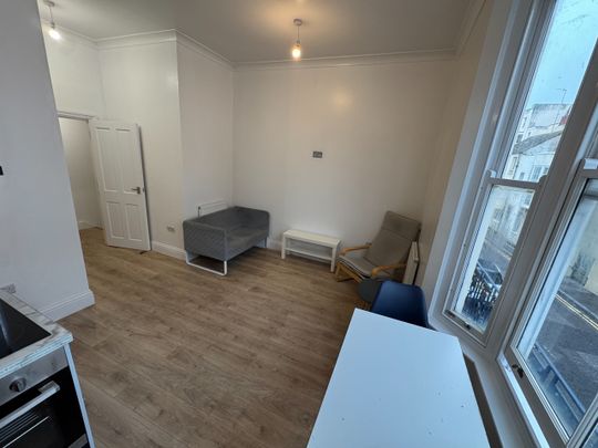 Room in a Shared House, Bedford Place, BN1 - Photo 1