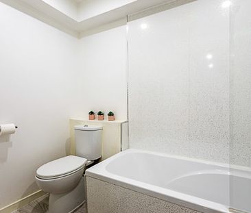 2 Bed Flat, St. John's Hill, SW11 - Photo 3