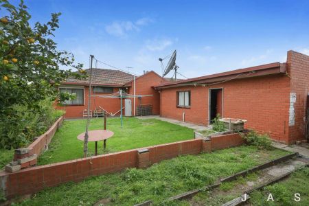 “Spacious Family Home in Prime West Footscray Location” - Photo 5