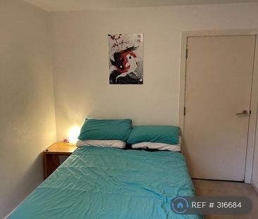 1 bedroom in a flat share to rent - Photo 5