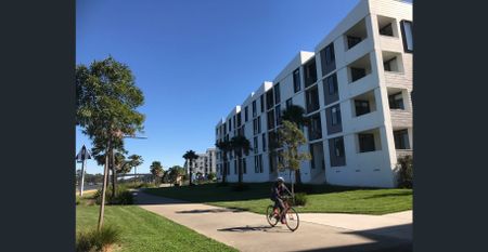 Luxury waterfront Two Bedroom Plus Study for Lease!!! - Photo 3