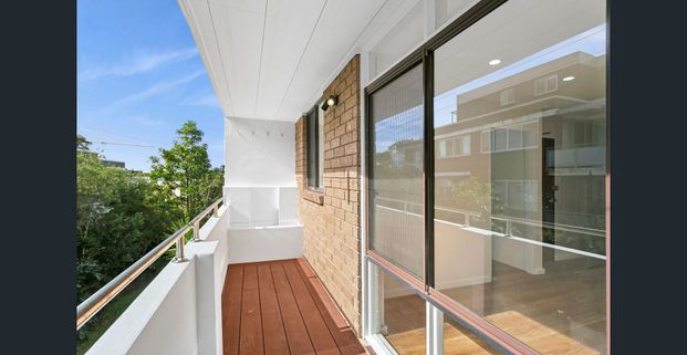 Stylishly renovated 2 bedroom apartment. - Photo 1