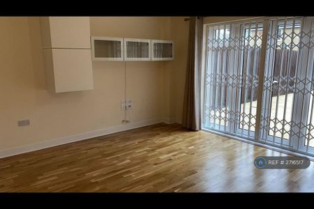 4 bedroom semi-detached house to rent - Photo 3