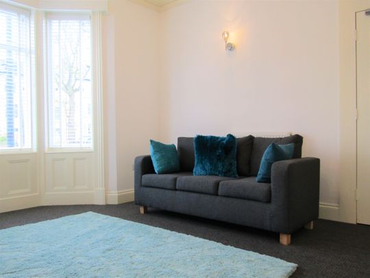 Quiet, modern and clean house share, close to town centre Room 2 - Photo 1