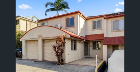 Charming 3-Bedroom Townhouse in Prime Southport Location - Photo 2
