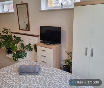 1 bedroom in a flat share to rent - Photo 4