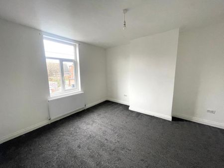 3 Bed Terraced House, Leeds, LS12 - Photo 2