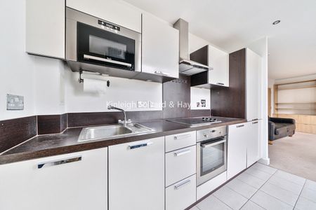 Surrey Quays Road, London, SE16 - Photo 4