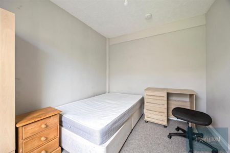 4 bedroom terraced house to rent - Photo 3