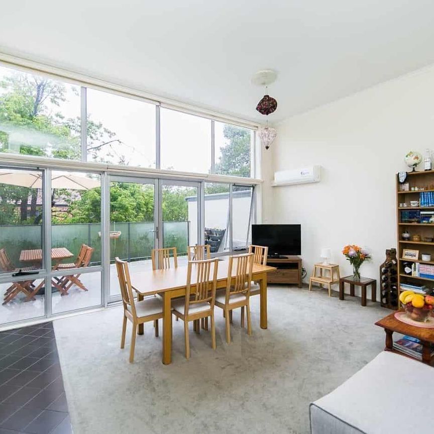 Light Filled Apartment in Prime Braddon Location - Photo 1