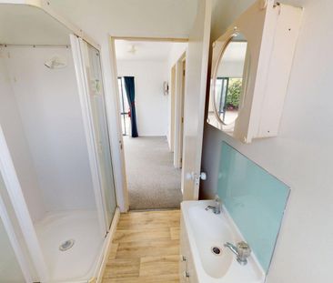 Paraparaumu - 2 Bedrooms - Photo 6