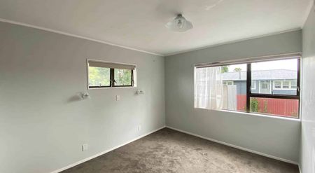 Tidy & Secured family home - Photo 2