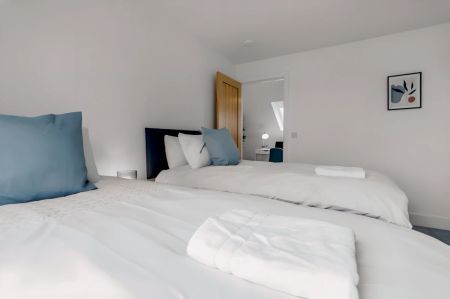4 Bedrooms 2 Bathrooms - Photo 3
