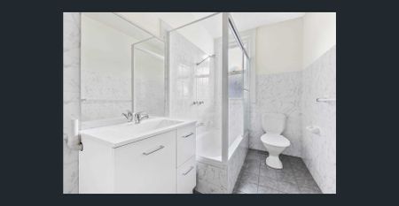 Spacious three-bedroom apartment with harbour views just metres from the waterfront marina - Photo 3