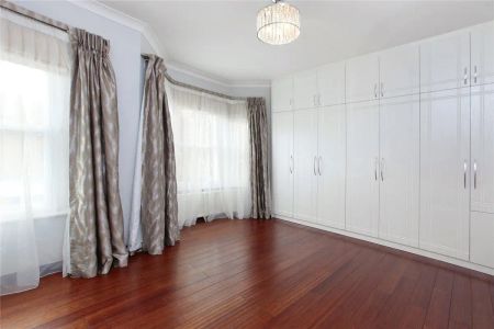 4 bedroom house in Battersea - Photo 4