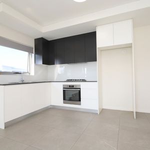 302/106 Brancourt Avenue - Photo 2