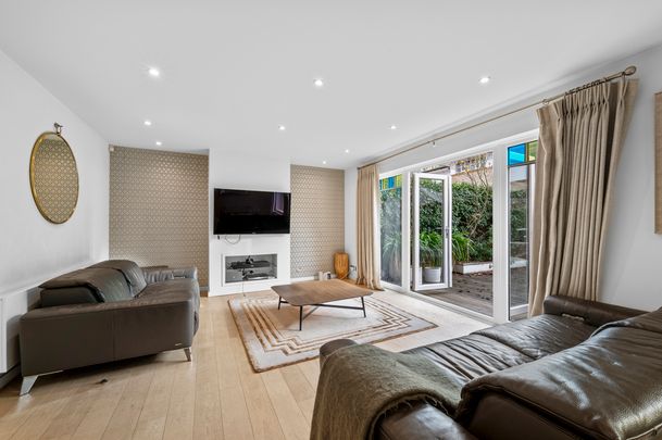 Oak Park Gardens, SW19, London - Photo 1