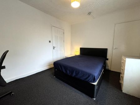 4 bedroom end of terrace house to rent - Photo 5