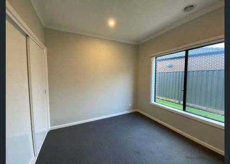 “Stunning 4 Bedroom Family Home” - Photo 4