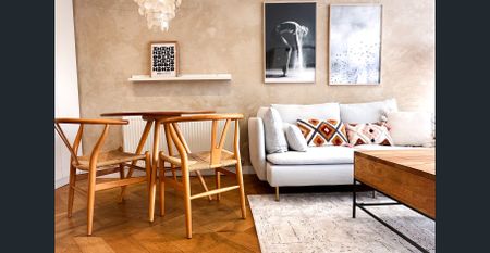 A Light-Filled Escape in a Vibrant Locale - Photo 4