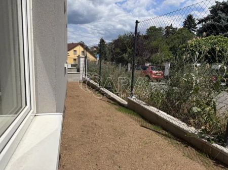 Pronájem moderního bytu 1+kk s předzahrádkou a parkovacím místem v Hořovicích - Fotografie 2