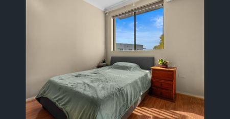 Modern Three-Bedroom Apartment in the Heart of Toongabbie - Photo 3