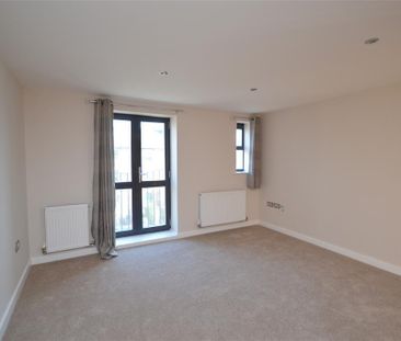 2 bedroom flat - Photo 3