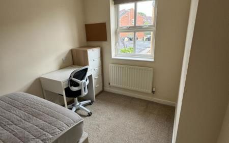 ** STUDENT HOUSE ** Immaculate four bedroom student house available on a furnished basis with bills (electricity, gas, water, internet and TV license) included in the rent. - Photo 3