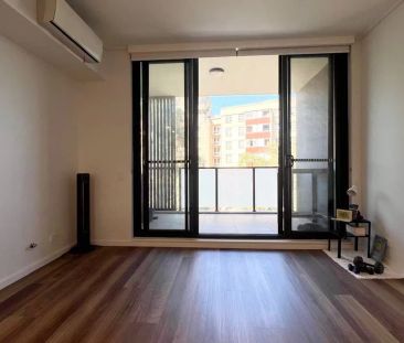 Immaculate Modern 2-bedroom Apartment with Study - Photo 1