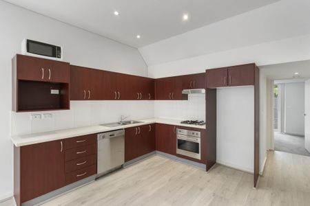 Villa Style Apartment Offers Expansive Courtyard - Photo 4