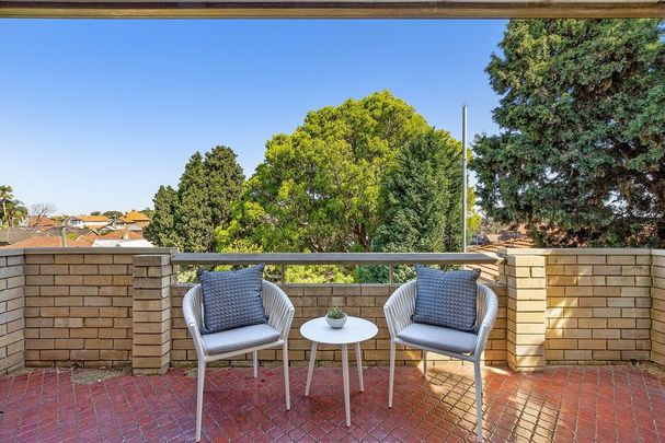 Luxuriously Designed, Executive Style, Spacious And Sun-Kissed Private Top Floor Two Bedroom Oasis, Only Moments To All Amenities, Transport And Shops - Photo 1