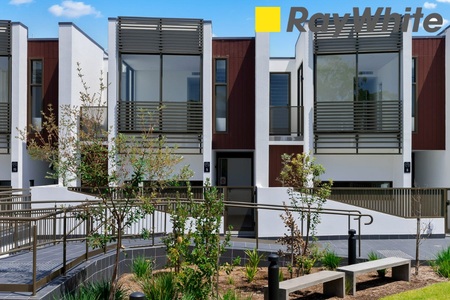 Modern 3-Bedroom Townhouse in Woolooware - Photo 3