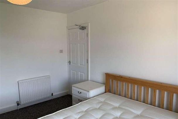 Bedroom Detached House In Winton, BH10 - Photo 1