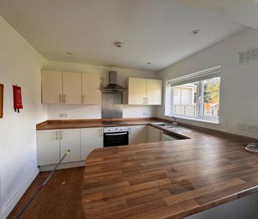 16 Schofield Road - Engineering side 4 bed 2 bath Loughborough - Photo 3