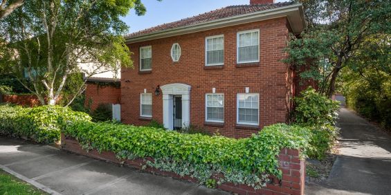 Furnished Toorak Sanctuary in Exclusive Boutique Block - Photo 3