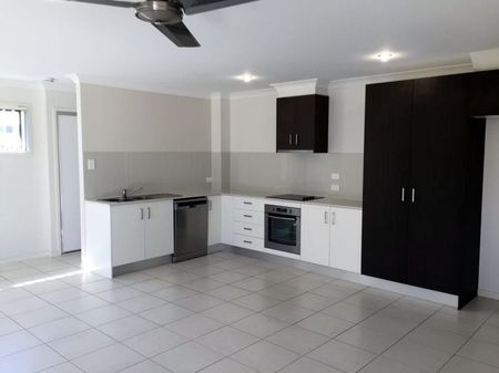 Modern Townhouse in Central Coomera Location - Photo 3