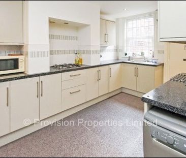 6 Bedroom near Leeds University - Photo 1