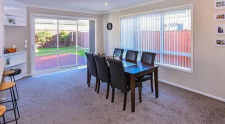 5 Bedroom & 3 Bathroom Prime Location - Photo 4