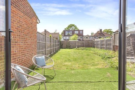 Powder Mill Lane, Twickenham, TW2 6EG - Photo 2