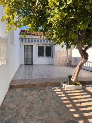 Alquiler de chalet adosado en Calle Saeta - Photo 1