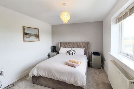 4 Bedroom Renovated Farmhouse, Wrexham - Photo 2